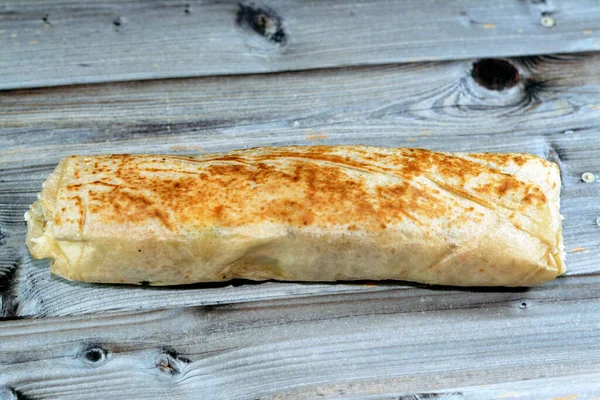 叙利亚菜谱背景 鸡肉沙拉或沙拉玉米饼包洋葱 西红柿 生菜和大蒜酱 叙利亚面包分离木制背景 有选择的焦点 — 图库照片