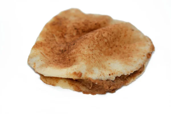 沙米叙利亚皮塔面包 配以混合了油 胡椒粉 香料的蚕豆 是埃及传统受欢迎的豆三明治的选择焦点 从白色背景中分离出来 — 图库照片