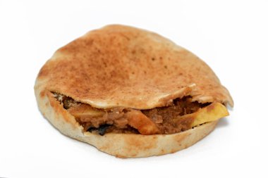 Patates kızartması, fasulye püresi, kızarmış patlıcan, mısır falafel yeşil burger, haşlanmış yumurta ve tahini karışımı Shami düz ekmeği, geleneksel bir Mısır dinamit sandviçi.