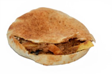Patates kızartması, fasulye püresi, kızarmış patlıcan, mısır falafel yeşil burger, haşlanmış yumurta ve tahini karışımı Shami düz ekmeği, geleneksel bir Mısır dinamit sandviçi.