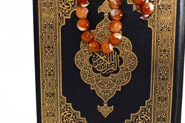 Kur 'an-ı Kerim veya Kur' an, Müslümanların Allah tarafından indirilmiş, beyaz zeminli ve tespih ile izole edilmiş bir vahiy olduğuna inandıkları, İslam 'ın en mübarek kitabıdır.