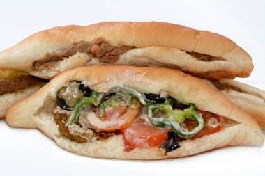 Popüler Mısır püresi ile birlikte bir yığın Fransız Fino ekmeği, gevrek sıcak falafel topları ve tahini ile kızarmış patlıcan dilimleri, taze domates dilimleri ve dolma dolma biber.