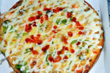 Karides, yengeç parçaları, çiftlik sosu, biber ve mozzarella dilimleri, İtalyan ve Amerikan mutfağı arka planı, fast food konsepti, taze soslu lezzetli pişmiş pizza.