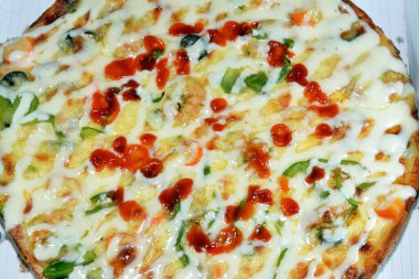Karides, yengeç parçaları, çiftlik sosu, biber ve mozzarella dilimleri, İtalyan ve Amerikan mutfağı arka planı, fast food konsepti, taze soslu lezzetli pişmiş pizza.