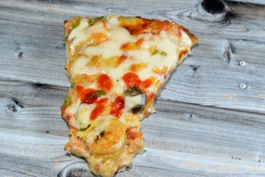 Karides, yengeç parçaları, çiftlik sosu, biber ve mozzarella dilimleri, İtalyan ve Amerikan mutfağı arka planı, fast food konsepti, taze soslu lezzetli pişmiş pizza.