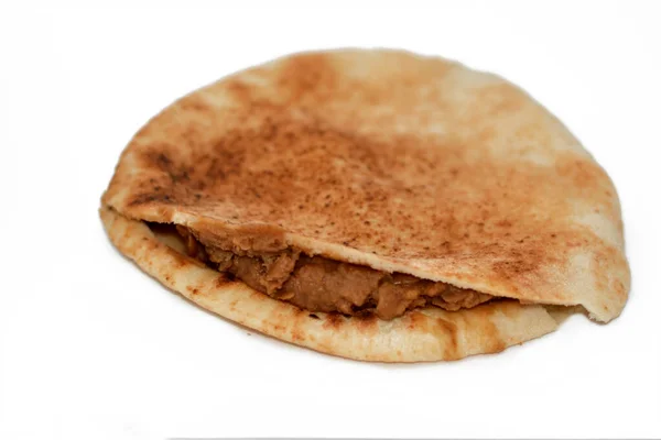 沙米叙利亚皮塔面包 配以混合了油 胡椒粉 香料的蚕豆 是埃及传统受欢迎的豆三明治的选择焦点 从白色背景中分离出来 — 图库照片