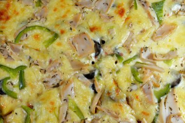 Tavuk barbeküsü pizza, soslu tavuk, salam, biber, mozzarella, barbekü sosu, İtalyan ve Amerikan mutfağı geçmişi, fast food konsepti, fırında taze pizza.