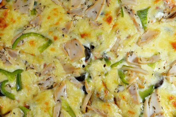 Tavuk barbeküsü pizza, soslu tavuk, salam, biber, mozzarella, barbekü sosu, İtalyan ve Amerikan mutfağı geçmişi, fast food konsepti, fırında taze pizza.