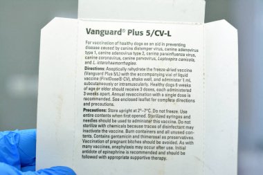 Kahire, Mısır, 8 Aralık 2022: Öncü Kıta artı köpek distemper virüsü, adenovirüs, parainfluenza, coronavirus, parvovirüs, Leptospira canicola ve L. icterohaemorrhagiae karşı köpekler için 5 CV-L aşısı