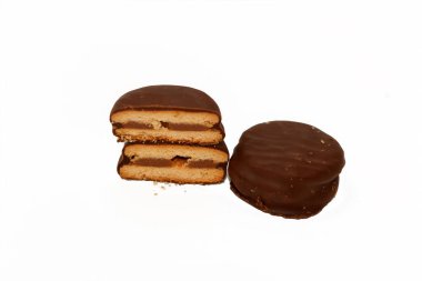 Kahverengi çikolatayla kaplı fırınlanmış bisküviler ve beyaz arka planda izole edilmiş çikolatalı kremayla doldurulmuş çikolatalı bisküviler.