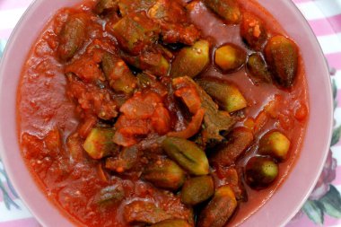 Biftek parçaları ve domates sosuyla pişirilen bamya, Bamia, bamya veya Okro, birçok İngilizce konuşulan ülkede kadınlar parmakları veya ochro olarak bilinen Abelmoschus esculentus 'tur.