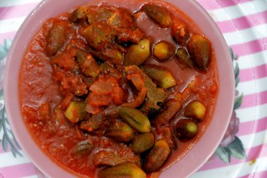 Biftek parçaları ve domates sosuyla pişirilen bamya, Bamia, bamya veya Okro, birçok İngilizce konuşulan ülkede kadınlar parmakları veya ochro olarak bilinen Abelmoschus esculentus 'tur.