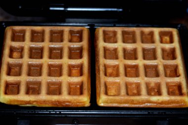 Waffle, iki tabak arasında pişirilen ve karakteristik bir şekil, şekil ve yüzey izi veren mayalanmış hamur ya da hamurdan yapılan bir yemektir.