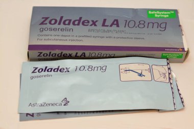 Kahire, Mısır, 14 Aralık 2022: Zoladex LA 10.8 mg goserelin asetat endometriyozis, endometriyal incelme, meme kanseri ve AstraZeneca UK tarafından prostat kanseri olarak belirtilen neoplastik implant.