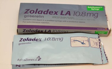 Kahire, Mısır, 14 Aralık 2022: Zoladex LA 10.8 mg goserelin asetat endometriyozis, endometriyal incelme, meme kanseri ve AstraZeneca UK tarafından prostat kanseri olarak belirtilen neoplastik implant.