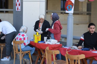 Kahire, Mısır, 13 Aralık 2022: Talasemi olan çocuklar için kan bağışı kampanyası, tescil istasyonları, donör tansiyonu, hızlı hemoglobin testi ve ABO kan kontrolü