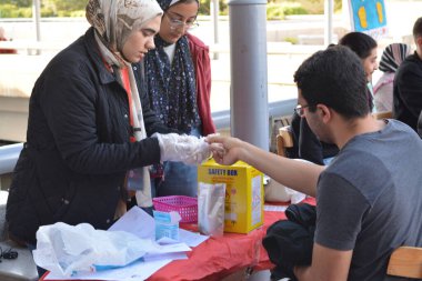 Kahire, Mısır, 13 Aralık 2022: Kan bağışı kampanyası sırasında talasemi olan çocuklar için yapılan kan bağışı sırasında hızlı bir HB testi ile hemoglobin HB Hgb testi yapılıyor.