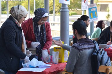 Kahire, Mısır, 13 Aralık 2022: Kan bağışı kampanyası sırasında talasemi olan çocuklar için yapılan kan bağışı sırasında hızlı bir HB testi ile hemoglobin HB Hgb testi yapılıyor.