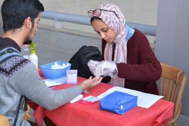 Kahire, Mısır, 13 Aralık 2022: Kan grubunda kan testi için ABO kanı, talasemi olan çocuklar için yapılan kan bağışı kampanyası sırasında kan bağışı yapılmadan önce, seçici odaklı.