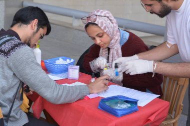 Kahire, Mısır, 13 Aralık 2022: Kan grubunda kan testi için ABO kanı, talasemi olan çocuklar için yapılan kan bağışı kampanyası sırasında kan bağışı yapılmadan önce, seçici odaklı.