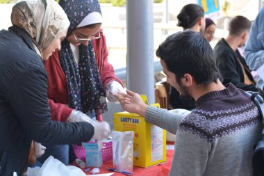 Kahire, Mısır, 13 Aralık 2022: Kan bağışı kampanyası sırasında talasemi olan çocuklar için yapılan kan bağışı sırasında hızlı bir HB testi ile hemoglobin HB Hgb testi yapılıyor.