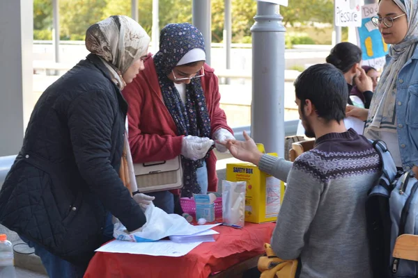 Kahire, Mısır, 13 Aralık 2022: Kan bağışı kampanyası sırasında talasemi olan çocuklar için yapılan kan bağışı sırasında hızlı bir HB testi ile hemoglobin HB Hgb testi yapılıyor.