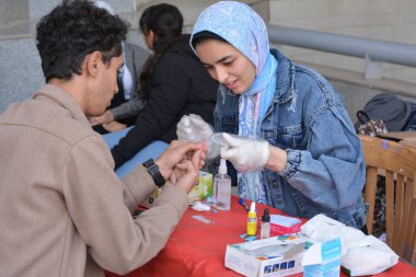 Kahire, Mısır, 15 Aralık 2022: Kan grubunda kan testi için yapılan kan bağışı kampanyası sırasında talasemi olan çocuklar için yapılan kan bağışı öncesi yapılan kan grubu.