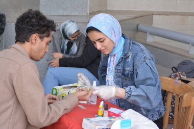 Kahire, Mısır, 15 Aralık 2022: Kan grubunda kan testi için yapılan kan bağışı kampanyası sırasında talasemi olan çocuklar için yapılan kan bağışı öncesi yapılan kan grubu.