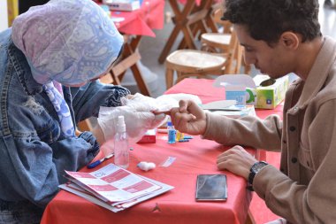 Kahire, Mısır, 15 Aralık 2022: Kan grubunda kan testi için yapılan kan bağışı kampanyası sırasında talasemi olan çocuklar için yapılan kan bağışı öncesi yapılan kan grubu.