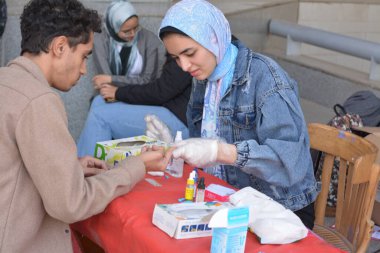 Kahire, Mısır, 15 Aralık 2022: Kan grubunda kan testi için yapılan kan bağışı kampanyası sırasında talasemi olan çocuklar için yapılan kan bağışı öncesi yapılan kan grubu.