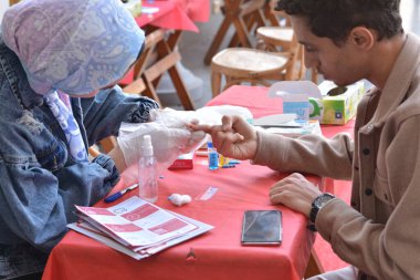 Kahire, Mısır, 15 Aralık 2022: Kan grubunda kan testi için yapılan kan bağışı kampanyası sırasında talasemi olan çocuklar için yapılan kan bağışı öncesi yapılan kan grubu.