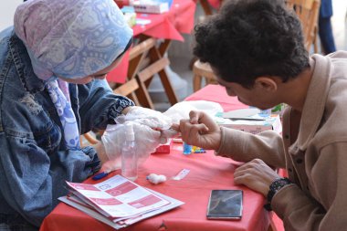 Kahire, Mısır, 15 Aralık 2022: Kan grubunda kan testi için yapılan kan bağışı kampanyası sırasında talasemi olan çocuklar için yapılan kan bağışı öncesi yapılan kan grubu.