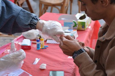 Kahire, Mısır, 15 Aralık 2022: Kan grubunda kan testi için yapılan kan bağışı kampanyası sırasında talasemi olan çocuklar için yapılan kan bağışı öncesi yapılan kan grubu.