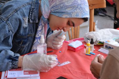 Kahire, Mısır, 15 Aralık 2022: Kan grubunda kan testi için yapılan kan bağışı kampanyası sırasında talasemi olan çocuklar için yapılan kan bağışı öncesi yapılan kan grubu.