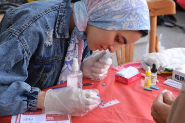 Kahire, Mısır, 15 Aralık 2022: Kan grubunda kan testi için yapılan kan bağışı kampanyası sırasında talasemi olan çocuklar için yapılan kan bağışı öncesi yapılan kan grubu.