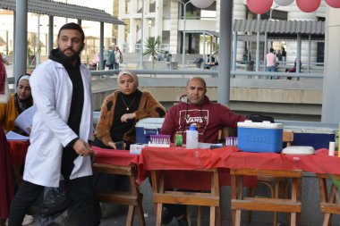 Kahire, Mısır, 15 Aralık 2022: Talasemi olan çocuklar için kan bağışı kampanyası, tescil istasyonları, donör tansiyonu, hızlı hemoglobin testi ve ABO kan kontrolü