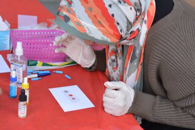 Kahire, Mısır, 15 Aralık 2022: Kan grubunda kan testi için yapılan kan bağışı kampanyası sırasında talasemi olan çocuklar için yapılan kan bağışı öncesi yapılan kan grubu.