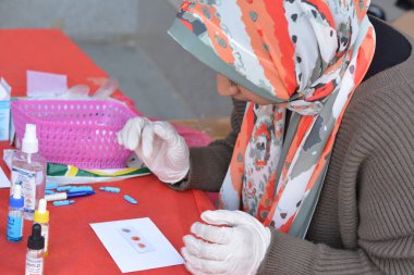 Kahire, Mısır, 15 Aralık 2022: Kan grubunda kan testi için yapılan kan bağışı kampanyası sırasında talasemi olan çocuklar için yapılan kan bağışı öncesi yapılan kan grubu.