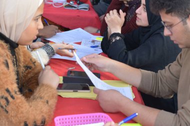 Kahire, Mısır, 15 Aralık 2022: Talasemi olan çocuklar için yapılan kan bağışı kampanyası öncesinde kan bağışı için kayıt, donör hızlı HB, ABO kan grubu ve kan basıncı için test edilir.