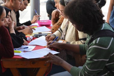 Kahire, Mısır, 15 Aralık 2022: Talasemi olan çocuklar için yapılan kan bağışı kampanyası öncesinde kan bağışı için kayıt, donör hızlı HB, ABO kan grubu ve kan basıncı için test edilir.