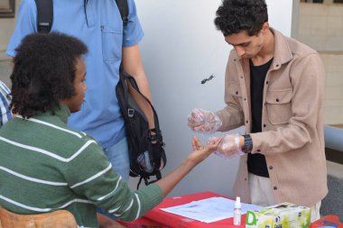 Kahire, Mısır, 15 Aralık 2022: Kan bağışı kampanyası sırasında talasemi olan çocuklar için yapılan kan bağışı sırasında hızlı bir HB testi ile hemoglobin HB Hgb testi yapılıyor.