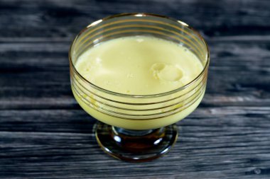 Krem karamel, karamelli tart, karamelli puding veya muhallebi, sütle, şekerle ve yumurtalarla yapılmış, seçici odaklı, karamel soslu bir muhallebi türüdür.