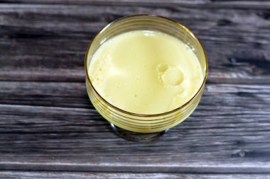 Krem karamel, karamelli tart, karamelli puding veya muhallebi, sütle, şekerle ve yumurtalarla yapılmış, seçici odaklı, karamel soslu bir muhallebi türüdür.