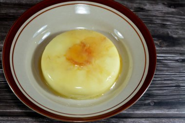 Krem karamel, karamelli tart, karamelli puding veya muhallebi, sütle, şekerle ve yumurtalarla yapılmış, seçici odaklı, karamel soslu bir muhallebi türüdür.