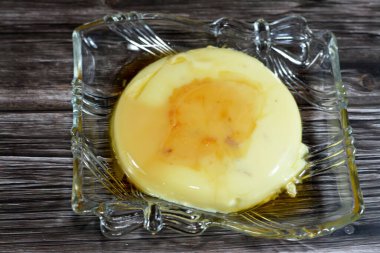 Krem karamel, karamelli tart, karamelli puding veya muhallebi, sütle, şekerle ve yumurtalarla yapılmış, seçici odaklı, karamel soslu bir muhallebi türüdür.