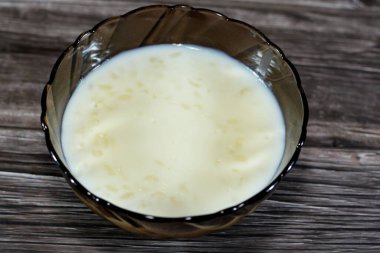 Pirinç pudingi, pirinç, mısır unu, su veya sütle karıştırılmış şeker ve tarçın, vanilya ve kuru üzüm gibi diğer malzemelerden oluşan bir yemek, adı Riz au lait, Sholezard ve moghli