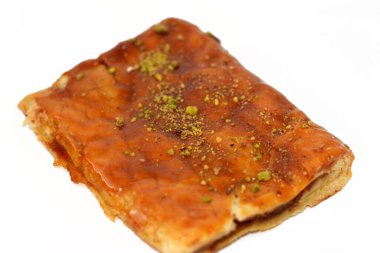 Elmalı turta, kremalı elma, tarçın ve şekerli bal şurubuyla doldurulmuş ve üzerinde şam fıstığı olan lezzetli, tatlandırılmış elmalı turta servis edilmeye hazır, seçici bir odak noktası.