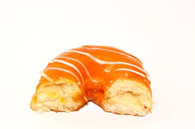 Beyaz çikolata soslu mango aromalı halka donut, jöleli, mayalı, Amerikan usulü yüzük donutu mayalanmış, hamur aromalı tatlı aperatif, seçici odaklı ve izole edilmiş