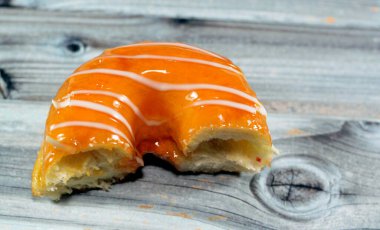 Beyaz çikolata soslu mango aromalı halka donut, jöleli, mayalı, Amerikan usulü yüzük donutu mayalanmış, hamur aromalı tatlı aperatif, seçici odaklı ve izole edilmiş