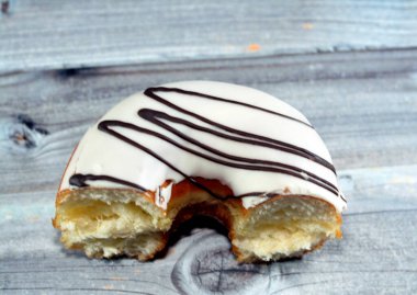 Kahverengi çikolata soslu beyaz çikolatalı çörek, jöleli, mayalı, Amerikan usulü yüzük donutu, mayalanmış, kızartılmış hamur tatlısı tatlı aperatifi, seçici odak ve izole edilmiş